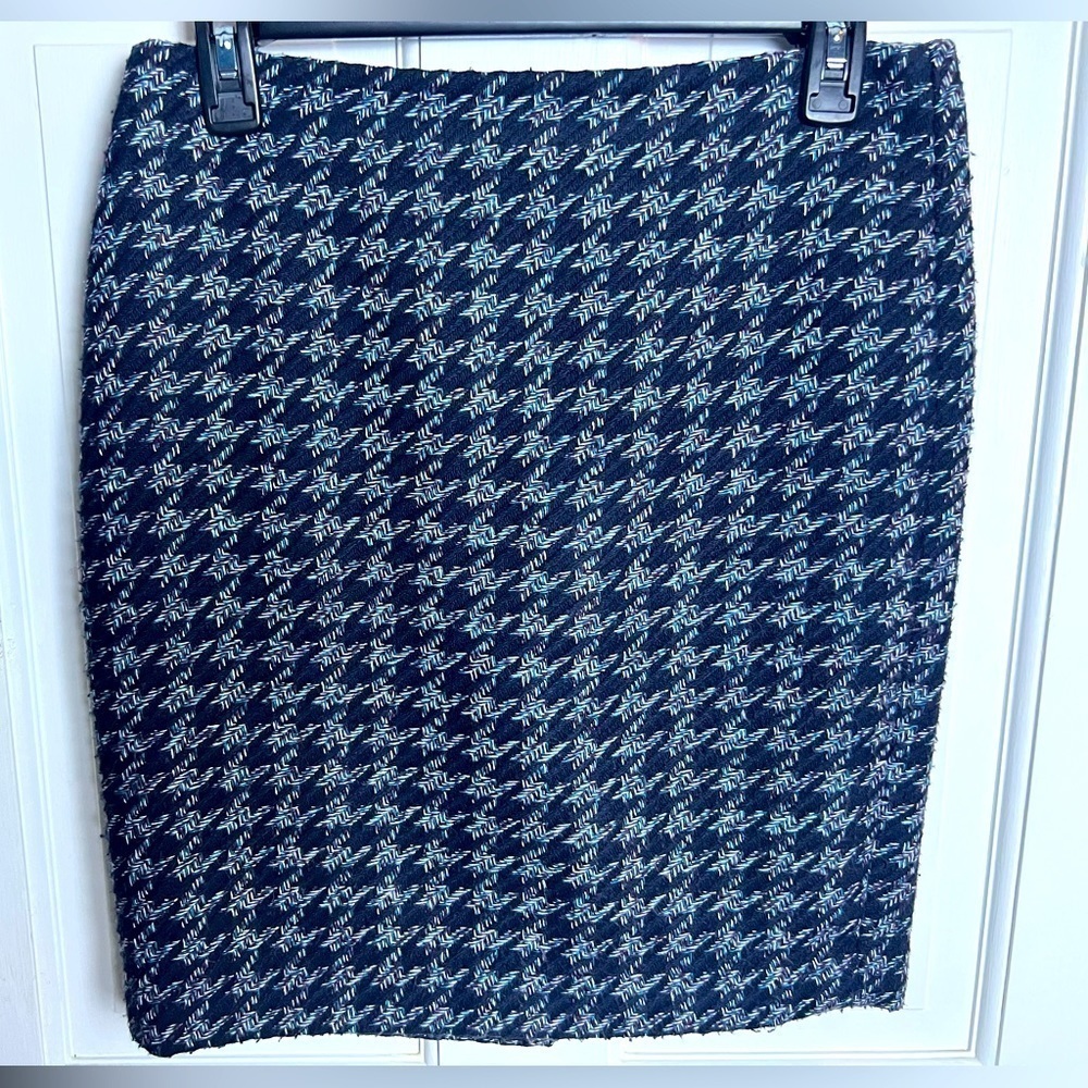 Ann Taylor brand straight skirt size 2p.